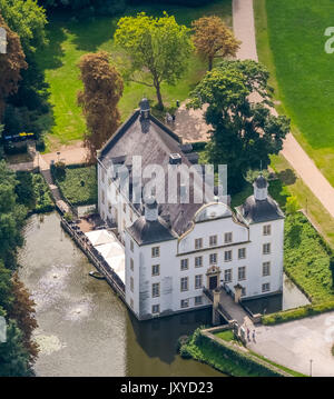 Schloss Borbeck, barocco moated il castello, casa principale ed un elemento allungato di fabbricati agricoli, ricci gable, il parco del castello è stato progettato come un paesaggio inglese garde Foto Stock