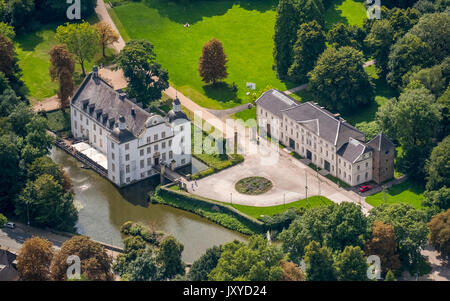 Schloss Borbeck, barocco moated il castello, casa principale ed un elemento allungato di fabbricati agricoli, ricci gable, il parco del castello è stato progettato come un paesaggio inglese garde Foto Stock