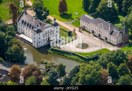 Schloss Borbeck, barocco moated il castello, casa principale ed un elemento allungato di fabbricati agricoli, ricci gable, il parco del castello è stato progettato come un paesaggio inglese garde Foto Stock