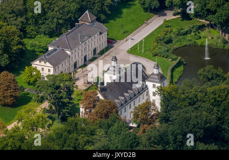 Schloss Borbeck, barocco moated il castello, casa principale ed un elemento allungato di fabbricati agricoli, ricci gable, il parco del castello è stato progettato come un paesaggio inglese garde Foto Stock
