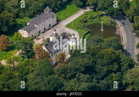 Schloss Borbeck, barocco moated il castello, casa principale ed un elemento allungato di fabbricati agricoli, ricci gable, il parco del castello è stato progettato come un paesaggio inglese garde Foto Stock