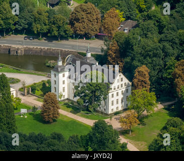 Schloss Borbeck, barocco moated il castello, casa principale ed un elemento allungato di fabbricati agricoli, ricci gable, il parco del castello è stato progettato come un paesaggio inglese garde Foto Stock