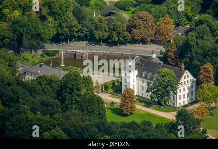 Schloss Borbeck, barocco moated il castello, casa principale ed un elemento allungato di fabbricati agricoli, ricci gable, il parco del castello è stato progettato come un paesaggio inglese garde Foto Stock