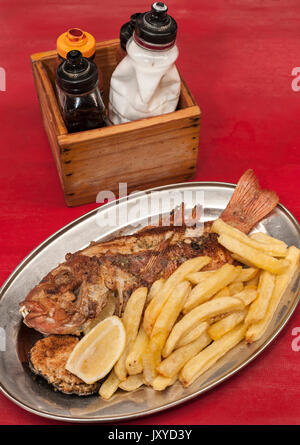 Rosso Grigliato pesce romana come è servito a Kalky's restaurant di Kalk Bay, Città del Capo. Foto Stock