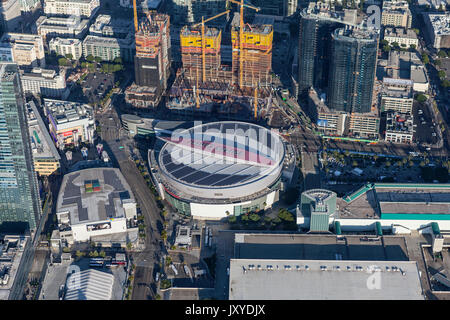 Los Angeles, California, Stati Uniti d'America - 7 Agosto 2017: vista aerea di Staples Center e i vicini progetti di costruzione. Foto Stock