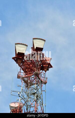 Torre cellulare, un sito comune sul paesaggio americano, in Chicago suburbana in Morton Grove, Illinois, Stati Uniti d'America. Foto Stock