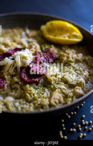 Risotto in una padella Foto Stock