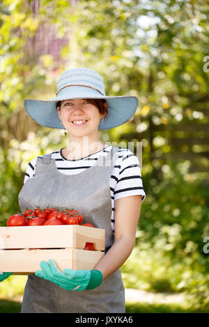 Ritratto di brunette con pomodoro Foto Stock