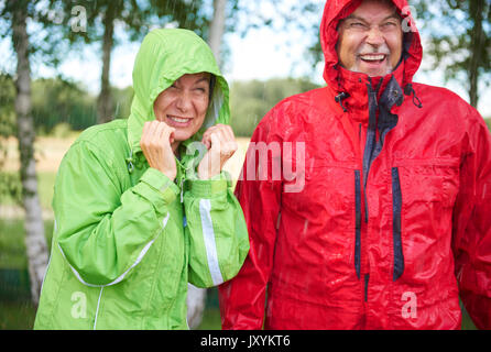 L uomo e la donna in piedi sotto la pioggia Foto Stock