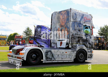 ALAHARMA, Finlandia - 11 agosto 2017: Tedesco Scania R480 carrello trattore Rolling Stones con immagini della famosa rock band sul display sul carrello di alimentazione Sho Foto Stock