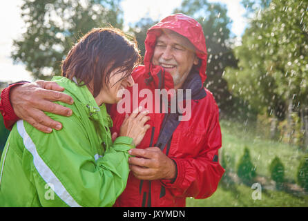 Giovane avente tempo di romantica sotto la pioggia Foto Stock