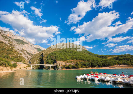 St croix lago con pale barche, Les Gorges du Verdon, Provenza, Francia Foto Stock