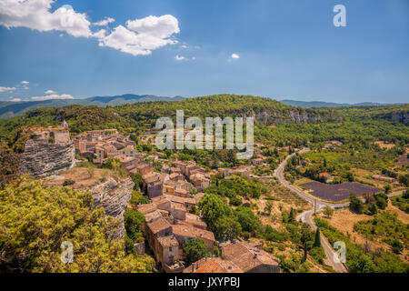 Villaggio di saignon con campo di lavanda nel Luberon, Provenza, Francia Foto Stock