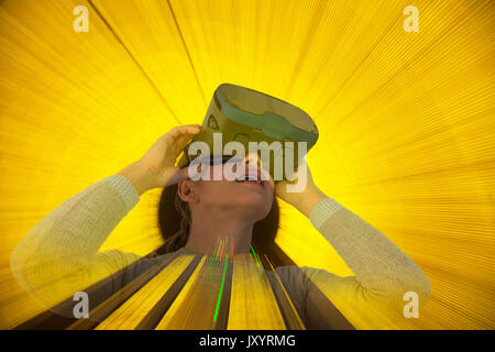 Caucasian donna che indossa la realtà virtuale gli occhiali di protezione Foto Stock