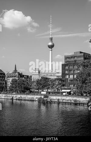 Beautiul vista sul fiume Sprea e la torre della televisione - Berlino / Germania - 2 settembre 2016 Foto Stock