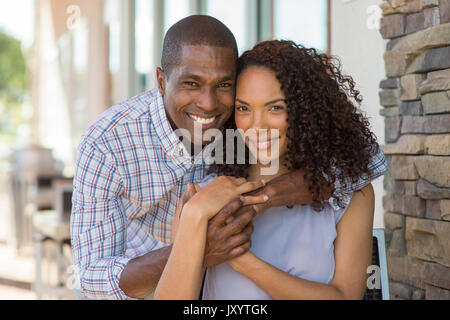 Ritratto di Coppia sorridente avvolgente Foto Stock