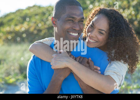 Ritratto di Coppia sorridente avvolgente Foto Stock