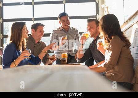 Gli amici a bere birra nei pub brew Foto Stock