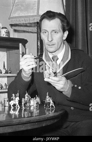 Film attore Peter Cushing dipinto il suo giocattolo di soldati a casa sua nel 1956 Foto Stock