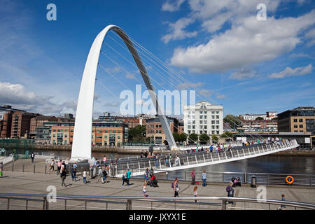 Gateshead Millennium Bridge, a nord-est, England, Regno Unito Foto Stock