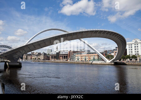 Gateshead Millennium Bridge, a nord-est, England, Regno Unito Foto Stock