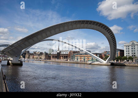 Gateshead Millennium Bridge, Newcastle, a nord-est, England, Regno Unito Foto Stock