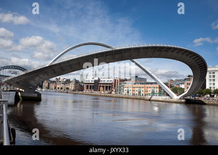 Gateshead Millennium Bridge, Newcastle, a nord-est, England, Regno Unito Foto Stock