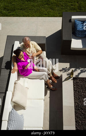 Coppia di anziani rilassante sulle moderne backyard patio Foto Stock