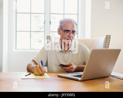 Uomo caucasico shopping online su laptop Foto Stock