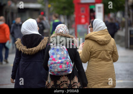 Tre 3 giovane donna asiatica con il hijab sciarpa visto da dietro Foto Stock