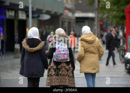 Tre 3 giovane donna asiatica con il hijab sciarpa visto da dietro Foto Stock