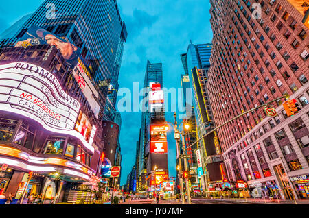 La città di NEW YORK, Stati Uniti d'America - 14 Maggio 2012: Times Square di Manhattan al crepuscolo. Foto Stock