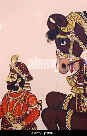 Udaipur, India - 5 Marzo 2015: dettaglio da wall art nel tradizionale Rajasthan stye in il palazzo della città che risale al XVI secolo Foto Stock