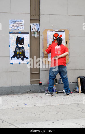 Un artista non identificato pittura cartoon figure sulla metropolitana di New York mappe. In Greenwich Village, off Broadway, New York City. Foto Stock