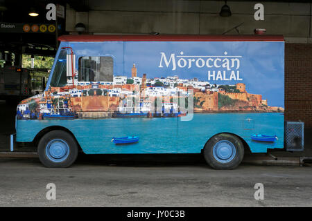 Marocchino cibo Halal carrello parcheggiato nei pressi di una stazione della metropolitana su Stillwell Avenue a Coney Island, Brooklyn, New York. Foto Stock