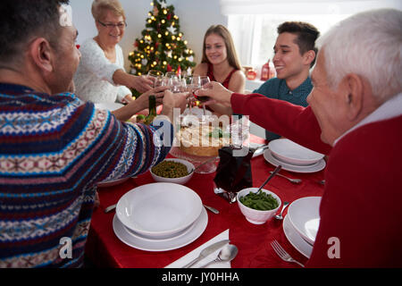 Toast per famiglia in tempo di Natale Foto Stock