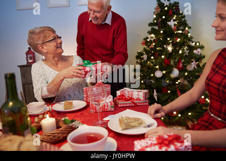 Nonna riceve un regalo da parte di suo marito Foto Stock