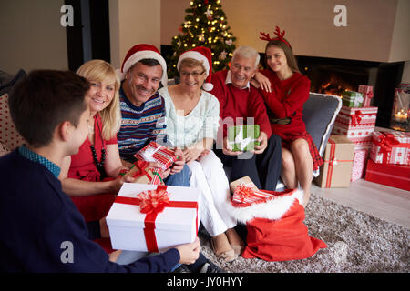 La famiglia in soggiorno dopo la vigilia di Natale Foto Stock