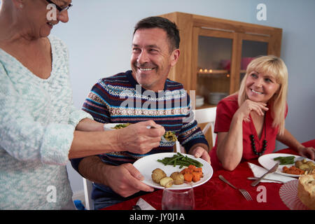 Cena di Natale servita dalla donna più vecchia in famiglia Foto Stock