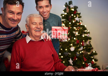 Nonno, figlio e nipote su una fotografia Foto Stock