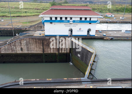Serratura Miaflores, sul Canale di Panama, Panama, aprile 2014, blocco pieno di acqua un lato, sequenza 13 di 13 In Miraflores Locks, le navi sono sollevati (o inferiore Foto Stock