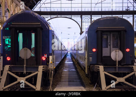 BUDAPEST, Ungheria - 12 agosto 2017: treni che partono dall'interno di Budapest Keleti palyaudvar stazione ferroviaria. Questa stazione è il più grande di Hu Foto Stock