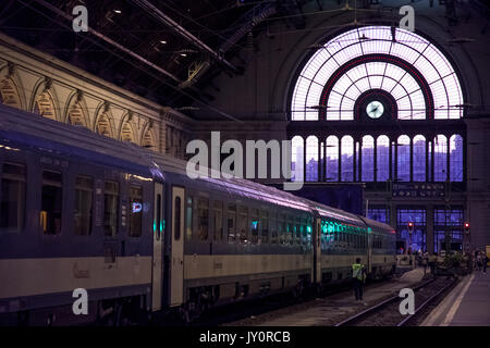 BUDAPEST, Ungheria - 12 agosto 2017: treni che partono dall'interno di Budapest Keleti palyaudvar stazione ferroviaria. Questa stazione è il più grande di Hu Foto Stock