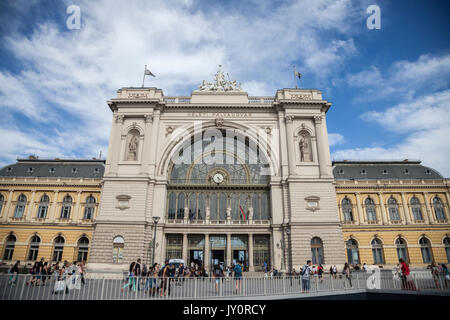 BUDAPEST, Ungheria - 12 agosto 2017: facciata principale della Budapest Keleti palyaudvar stazione ferroviaria durante un pomeriggio soleggiato. Questa stazione è il più grande Foto Stock