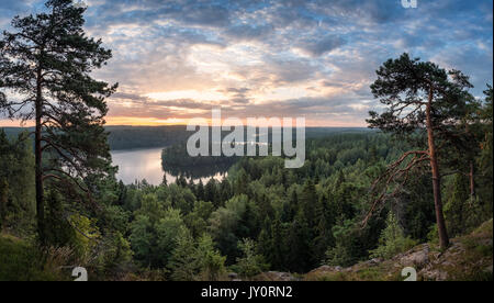 Vista panoramica con il lago e il tramonto a mattinata estiva nel Parco Nazionale di Aulanko, Hämeenlinna, Finlandia Foto Stock