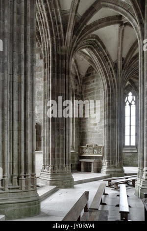 Interno chiesa mont st michel Foto Stock