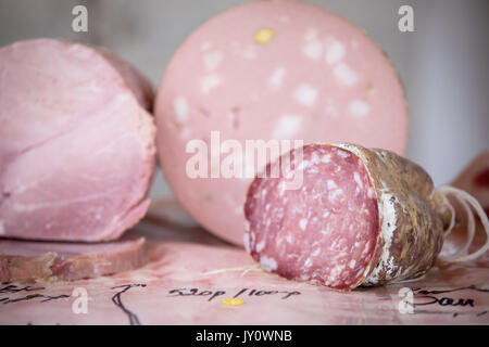 Fresche salsiccia casalinga presso il mercato degli agricoltori Foto Stock