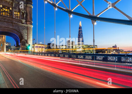 UK, Londra, una lunga esposizione del sentiero del traffico sul ponte della torre con vista del coccio e dello skyline della città in background
