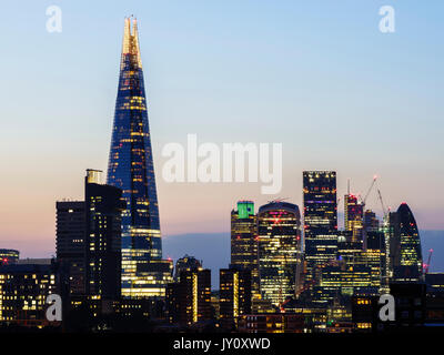 UK, Londra, ad alto angolo di visione della città moderna di grattacieli tra cui la Shard, torre 42, il walkie talkie tower e il Gherkin, accesa fino al tramonto Foto Stock