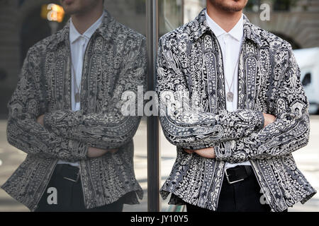 La sezione centrale dell'Uomo in camicia modellata con le braccia incrociate Foto Stock